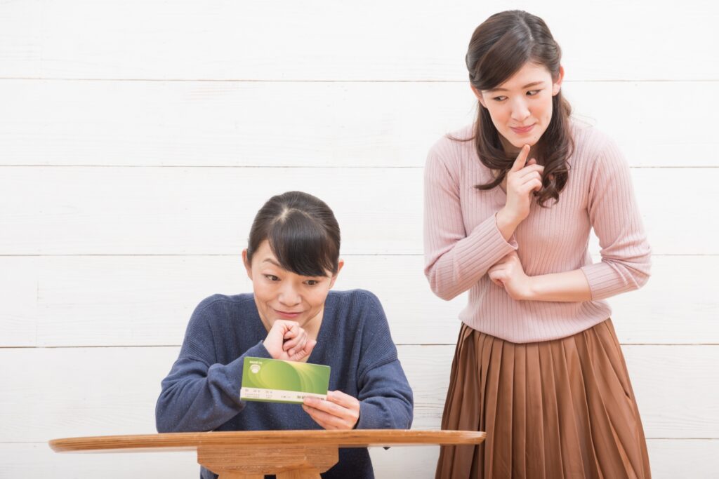 通帳をのぞき見する女性